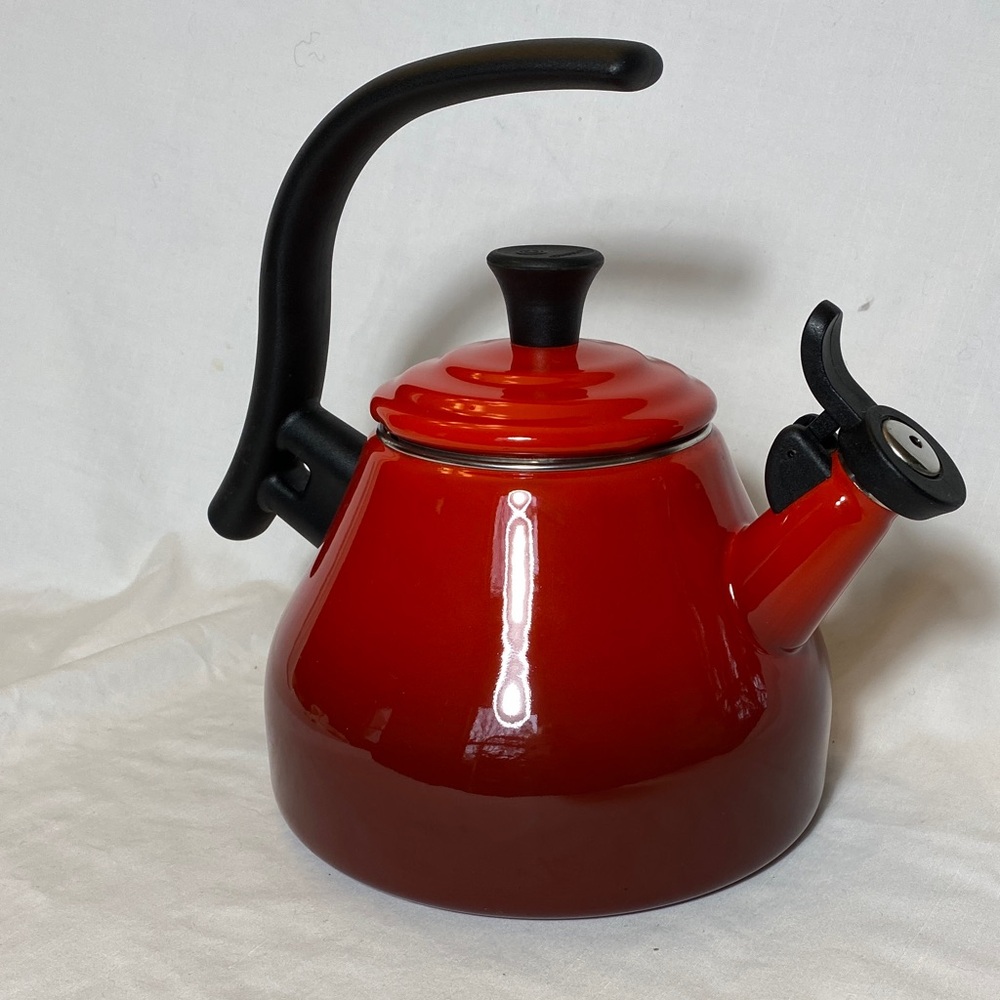 Le Creuset Red Ombré Whistling Enamel Tea Kettle - Picture 3 of 14